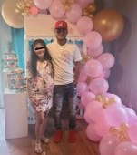 O mamă a fost arestată după ce i-a organizat fiicei ei de 12 ani, gravidă, un baby shower. L-a invitat și pe bărbatul care a violat-o