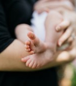O mamă și-a abandonat bebelușul proaspăt născut fără cordonul ombilical tăiat