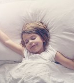 Copilul se mișcă mult în somn? Iată de ce și când trebuie să te îngrijorezi