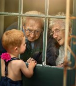Bunicii sunt magici! Un fotograf a surprins cele mai frumoase imagini cu bunicii și nepoții lor