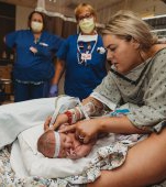 Ce se întâmplă când o asistentă de la neonatologie naște? Devine mama anului când își consultă propriul nou-născut