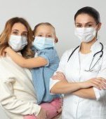 Lege nouă: părinții cu SARS-CoV-2 vor putea fi tratați în secțiile de pediatrie unde se află internați și copiii lor