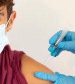 Un copil de 12 ani s-a vaccinat împotriva voinței tatălui său. Justiția i-a dat dreptate copilului