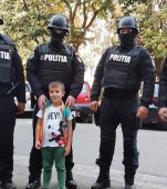 Aniversare inedită în Oradea: unui băiețel îndrăgostit de meseria de polițist i-au adus tort luptători de la Serviciul pentru Acțiuni Speciale