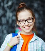 Studiu: copiii care poartă ochelari de vedere sunt mai buni la matematică și citire. Cum se explică acest lucru