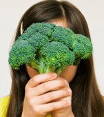 Mami, ajută-mă! Nu vreau să mint. Simt că hrănesc o pată neagră din creier cu broccoli stricat