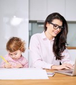 Cinci beneficii ale mamelor care lucrează