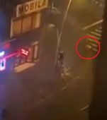 Video: o mamă intră într-o o sală de jocuri de noroc și își lasă fetița în căruciorul care este luat de vânt