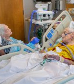 Poza zilei: dupa 80 de ani de căsnicie, separat de carantină, un cuplu se reunește în salonul de spital