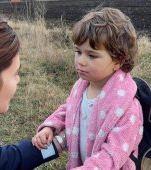 În halat și cu ghiozdanul în spate. Povestea Emei, fetița de 3 ani găsită de polițiști pe marginea unui drum din Buzău