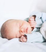 Cum să-ți ajuți bebelușul să doarmă liniștit în condiții de zgomot