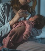 Soțul meu întârzie dinadins cu biberonul de noapte al copilului ca să mă trezesc eu și el să se culce la loc