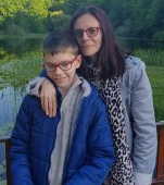 Părinții unui copil cu autism din Botoșani au dat statul în judecată pentru daune morale. Ce sumă au câștigat