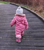 Atenție, părinți! O fetiță de 2 ani din Botoșani a fost la un pas de moarte din cauza căciuliței pe care o purta