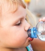 De ce trebuie să speli zilnic recipientul din care bea apă copilul tău