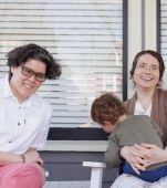 Un cuplu de lesbiene dă în judecată clinica de fertilizare pentru că au primit un embrion băiat