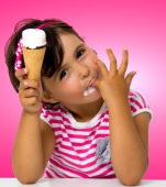 Înghețata, curentul și roșu în gât. Cele mai frecvente mituri despre sănătatea copiilor, demontate de medicul pediatru Oana Vîrban