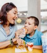 Mâncatul emoțional la copii: nu cumva este vina mamei?