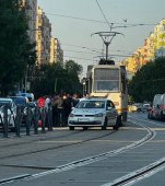 Video: o femeie este târâtă de tramvai, încercând să urce căruciorul cu copilul în el. Vatmanul a plecat fără să se uite