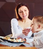 Un chelner i-a cerut unei mame să curețe mizeria făcută de copilul ei la masa din restaurant