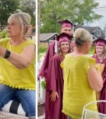 Surpriză emoționantă pentru o educatoare pensionară la vizita ultimei generații de copii, absolvenți de liceu