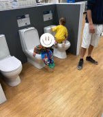 Momentul când fiul meu a făcut treaba mare într-un vas de toaletă dintr-un showroom. Cum a reacționat vânzătoarea
