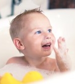 Ce se întâmplă dacă bebelușul înghite apă cu șampon