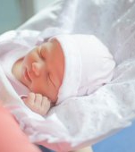 De ce țin bebelușii pumnii strânși: explicația specialiștilor