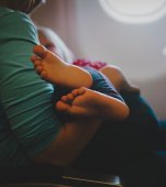 Am călătorit în toaleta avionului pentru a fi alături de bebelușul meu care lupta pentru viața lui