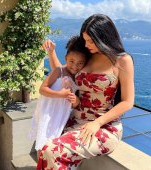 Kylie Jenner își lasă fiica să își aleagă singură ora de culcare. Ce spun experții în parenting despre această decizie