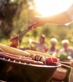 Cât timp poți lăsa mâncarea afară când ieși la picnic sau la grătar