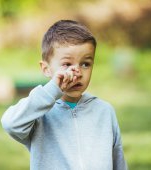 De ce se scarpină copilul în nas, urechi, buric sau funduleț? Vei vedea că are motive bine întemeiate