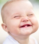 Bebelușului tău îi apar dințișorii? Iată cum să treceți mai ușor peste zilele complicate