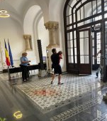 Un copil de 7 ani a fost rănit grav la sediul Primăriei Capitalei după ce o statuetă căzut pe el