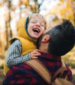 Vrei un copil fericit? 10 metode susținute de știință de care trebuie să ții cont