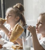 „Ia cu pâine, mami!” De ce mamele din România încurajează copiii să mănânce mereu cu pâine