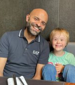 Povestea lui Luca, bărbatul singur de 41 de ani care a adoptat o fetiță cu Down, respinsă de mama ei și de alte 20 de familii