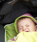 Ce se întâmplă, de fapt, când bebelușii sunt lăsați să plângă până adorm? Știința răspunde