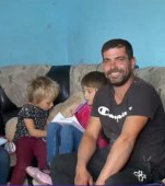 Copiii sunt victimele sărăciei. Un tată din București doarme pe o canapea cu cei 5 copii pe care îi crește singur
