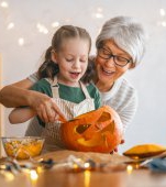 Trucurile incredibile ale unei bunici pentru sculptarea dovlecilor de Halloween