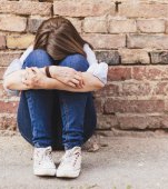 Fetița mea de 14 ani este victima bullying-ului la școală. A fost amenințată de colegi că „i se va fura” virginitatea