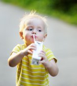 Un copil de 2 ani a fost suspect de leucemie, însă se simțea rău din cauza laptelui de vacă!