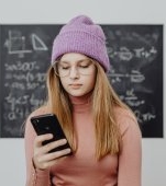 Lecție de parenting sau abuz emoțional? Acest tată și-a pedepsit fiica spunându-i să-și distrugă singură telefonul