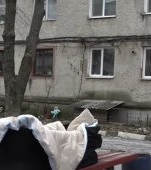 O mamă din Moldova și-a abandonat copilul de 8 luni în scara unui bloc. I-a lăsat alături și biberonul cu lapte cald