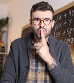 O mamă din Târgu Jiu a aflat că fiica ei de 16 ani întreținea relații intime cu profesorul de matematică, în timpul meditațiilor