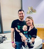O asistentă medicală a devenit nașa bebelușului pe care l-a îngrijit timp de 6 luni în spital