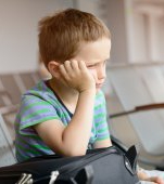 Un copil cu dizabiliăți a așteptat timp de cinci ore în aeroport să-și primească înapoi scaunul cu rotile rămas în avion