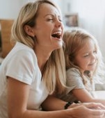 Am renunțat la jobul meu foarte bine plătit pentru a sta acasă cu copiii mei și simt că acum am evoluat mai mult ca niciodată