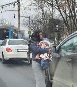 Cerșetoarele din București cu bebeluși "din cârpe" au fost amendate. Cer bani pentru lapte praf