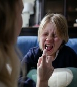 O mamă este considerată abuzivă de internauți după ce aceasta a spus că aplică doar remedii holistice pentru bolile copiilor ei